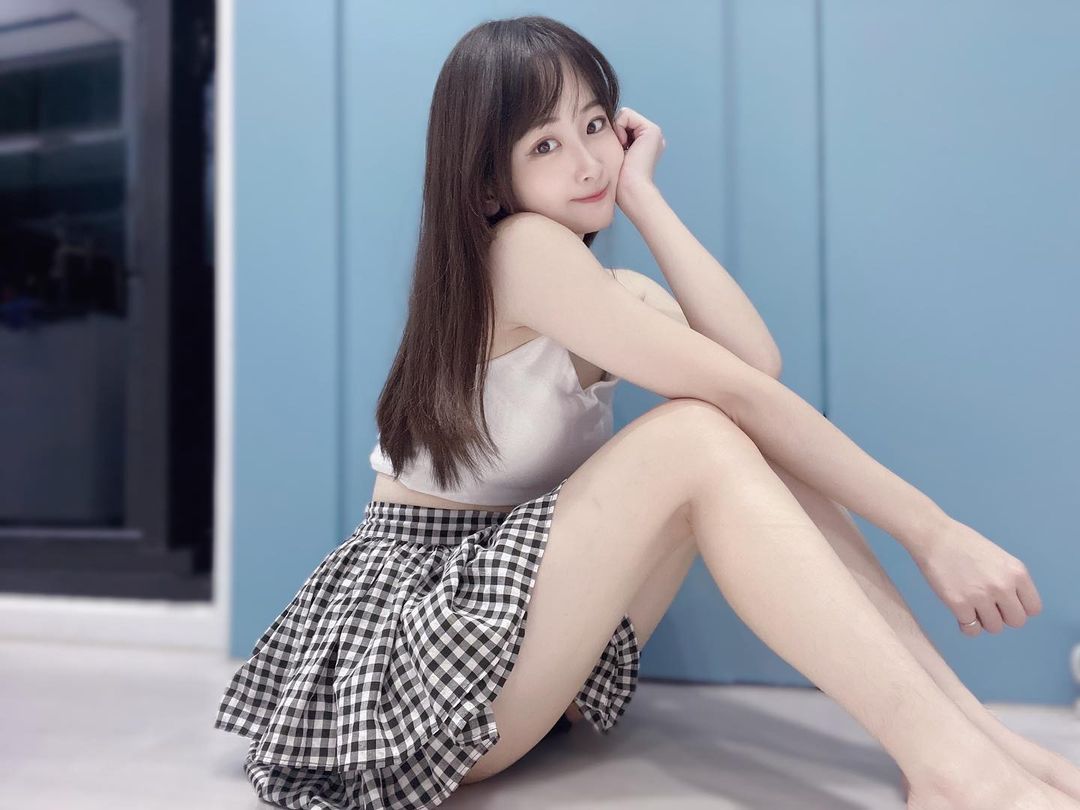 「甜美直播主」累到內衣外露不自知，「白嫩美溝」色洗粉絲雙眼！