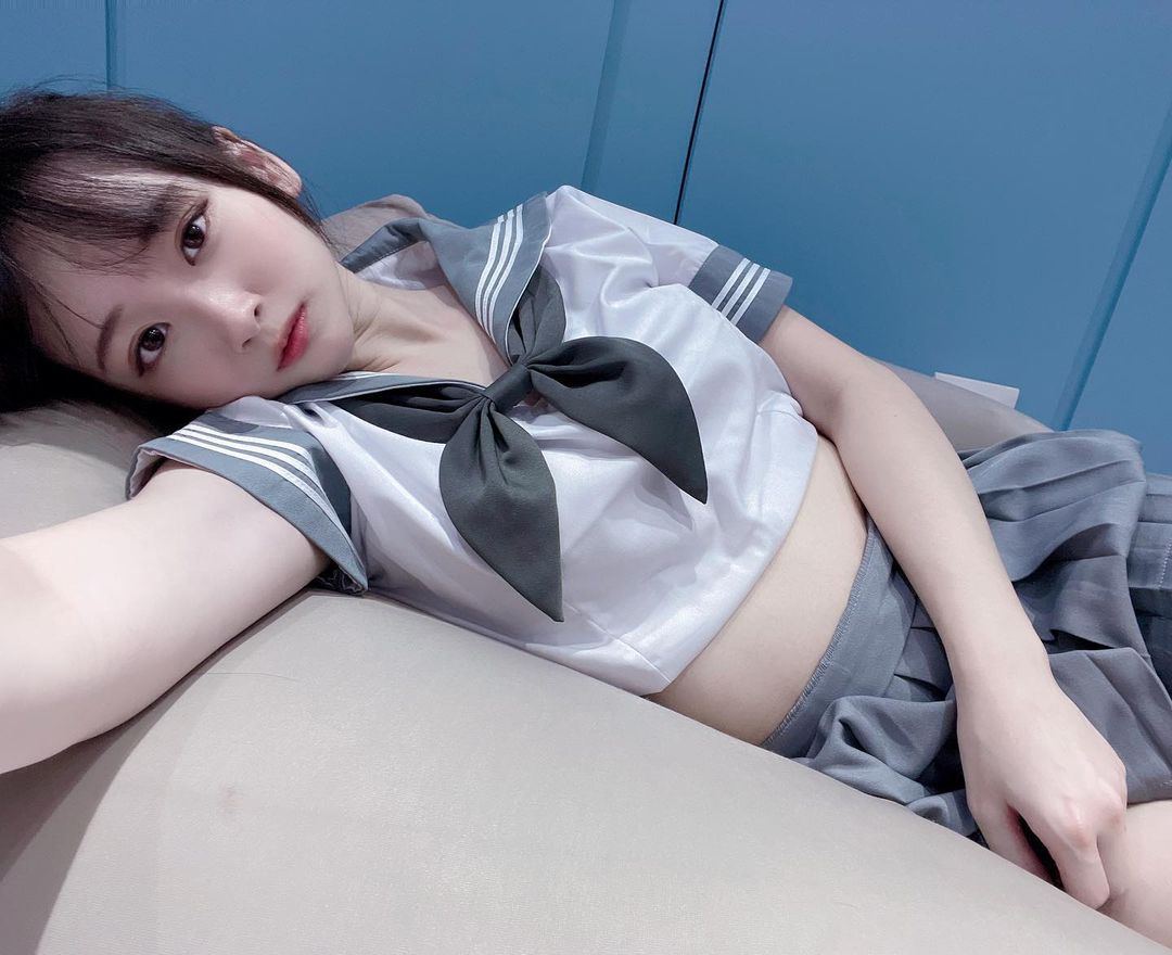 「甜美直播主」累到內衣外露不自知，「白嫩美溝」色洗粉絲雙眼！