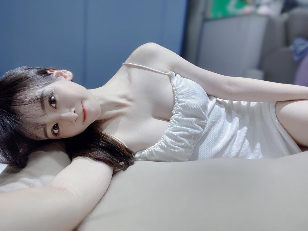 「甜美直播主」累到內衣外露不自知，「白嫩美溝」色洗粉絲雙眼！
