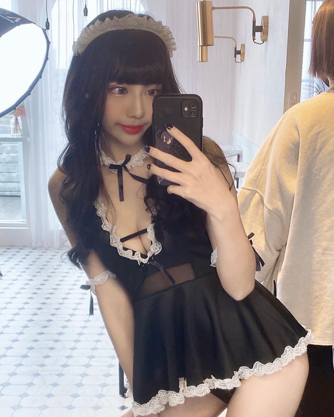 蜜桃美尻女僕「貝拉」肉體誘惑挑戰理智線　動感十足「蜜桃搖搖」隔著螢幕都感受到