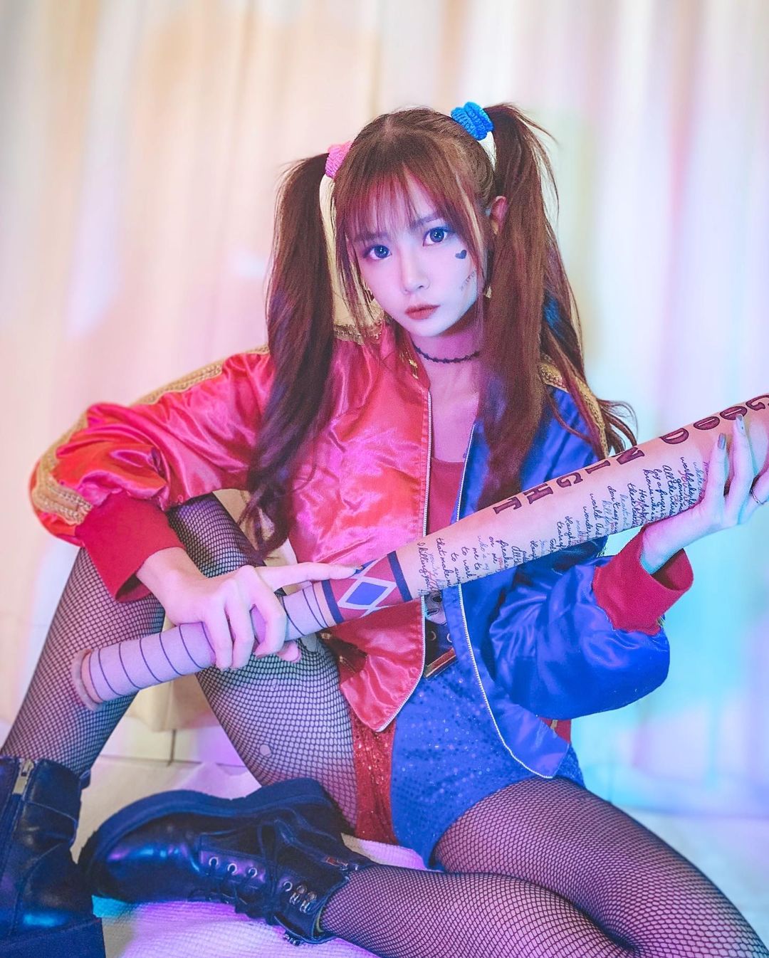 「兇猛直播主」雪乳撐爆比基尼，「張開蜜腿」就快現出神秘帶