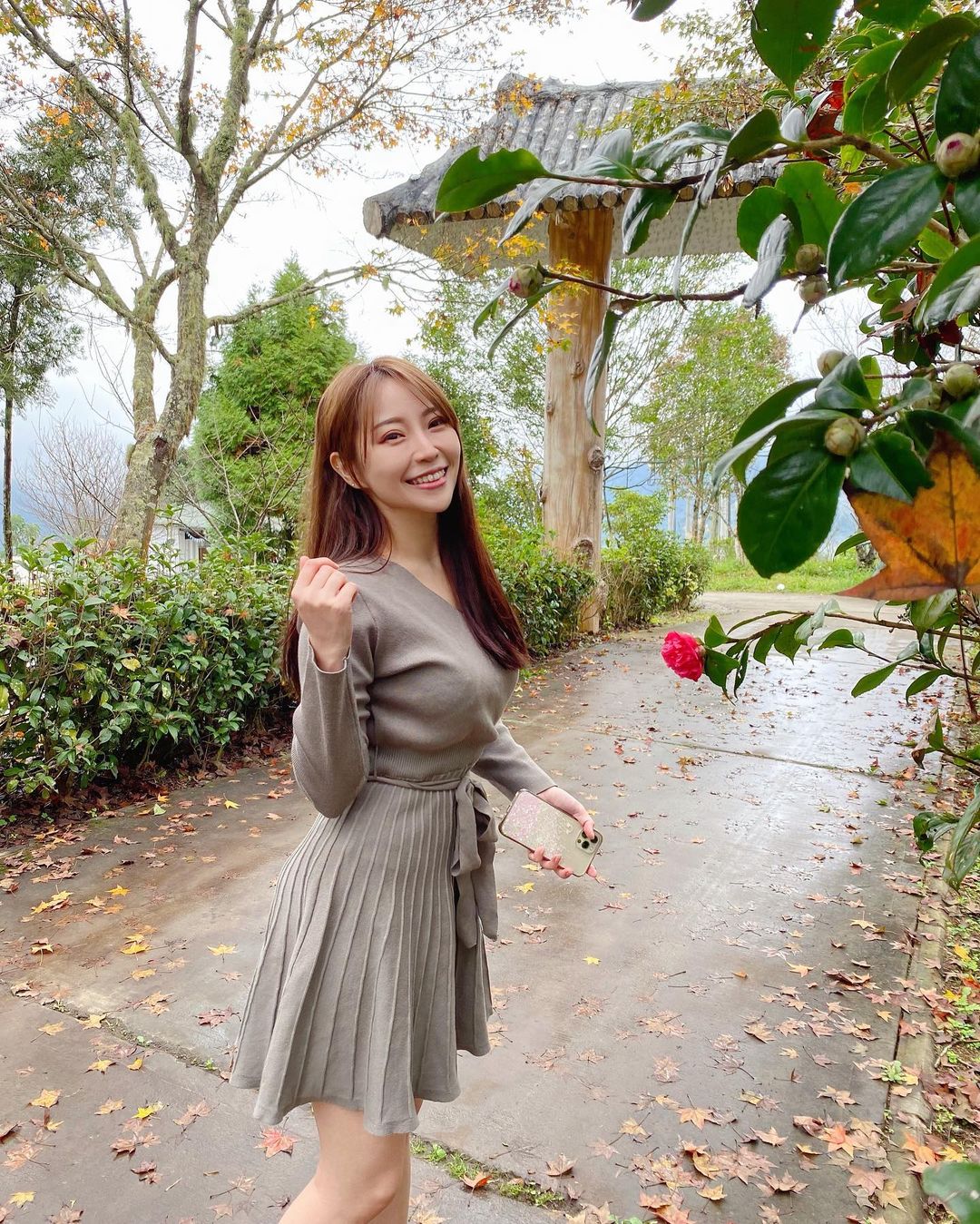 【BTC365币投】超敬業！最美領隊「佳佳 Eva Lee」不畏10度低溫當場脫褲拍美照