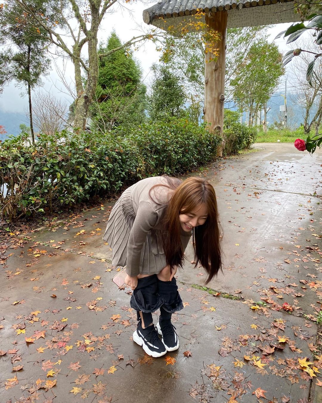 【BTC365币投】超敬業！最美領隊「佳佳 Eva Lee」不畏10度低溫當場脫褲拍美照