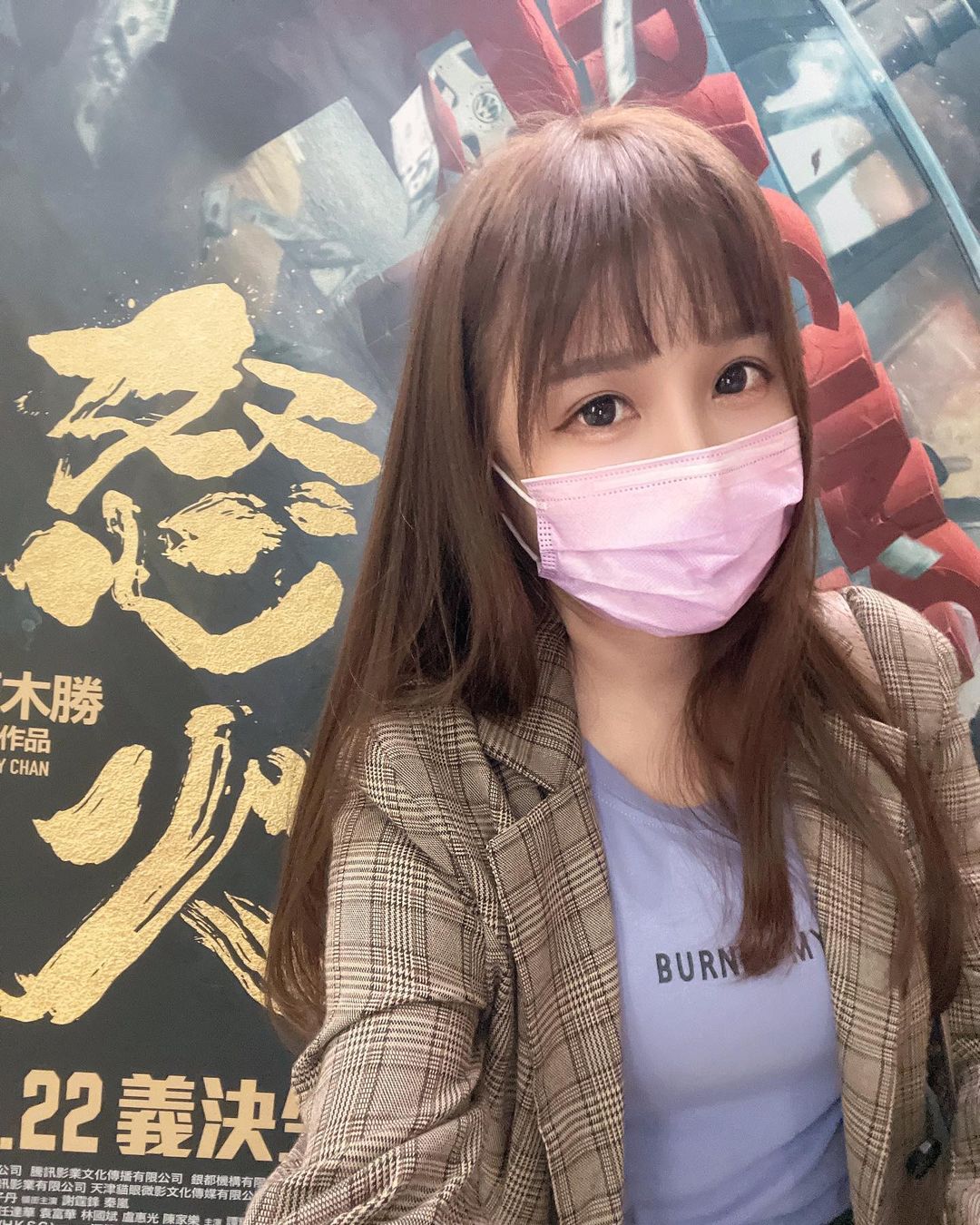 清秀正妹「Nico古璇」化身氣質空姐！粉紅制服下暗藏「E罩杯美乳」，窈窕身段好迷人！