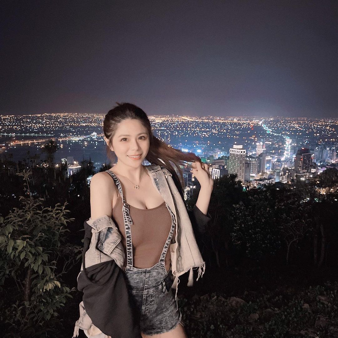 「蕾蒂Letty」夜景前掏大軟乳 網友：夜路走多小心遇色鬼！