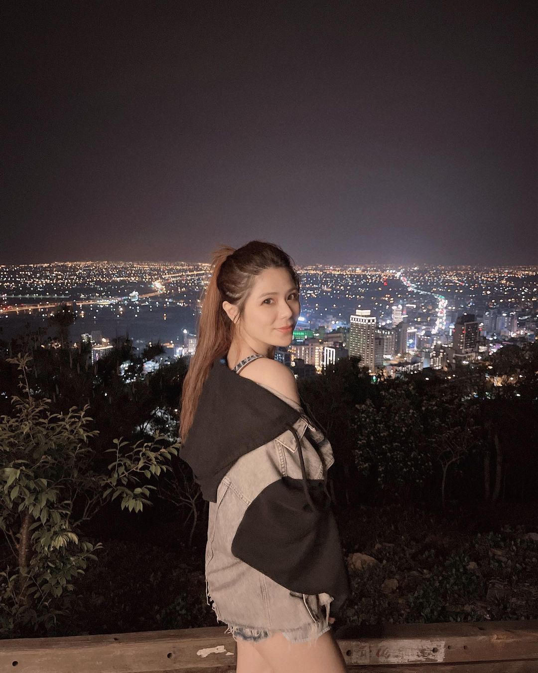 「蕾蒂Letty」夜景前掏大軟乳 網友：夜路走多小心遇色鬼！