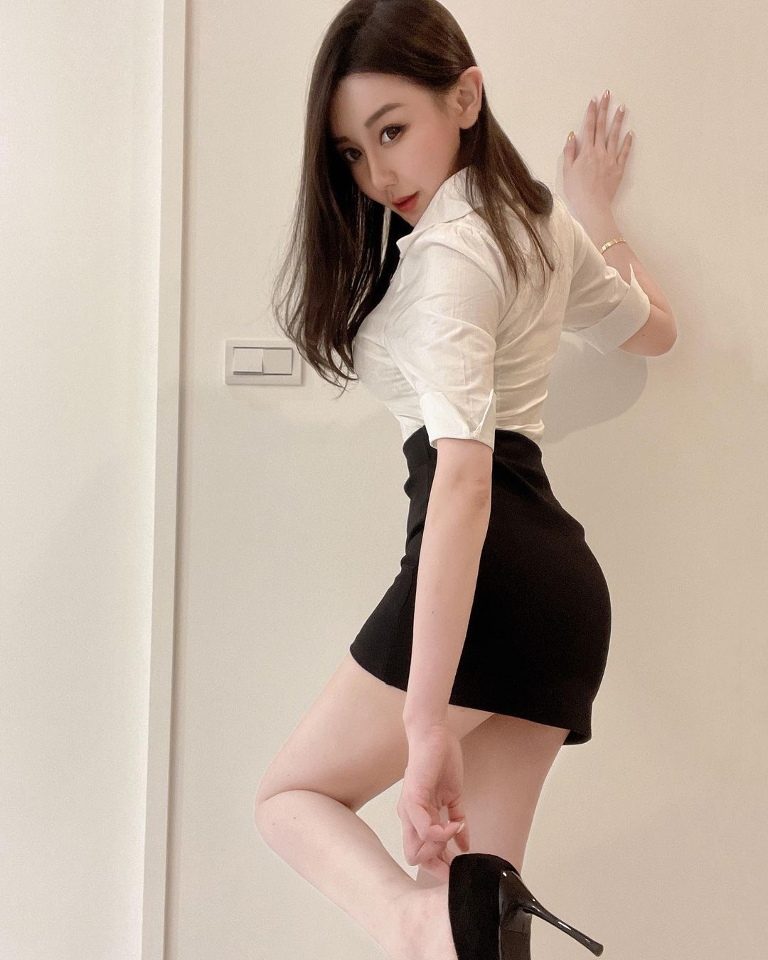 巨乳正妹「張摸摸」抱怨愛貓手亂放　網友：抱歉我看不到貓
