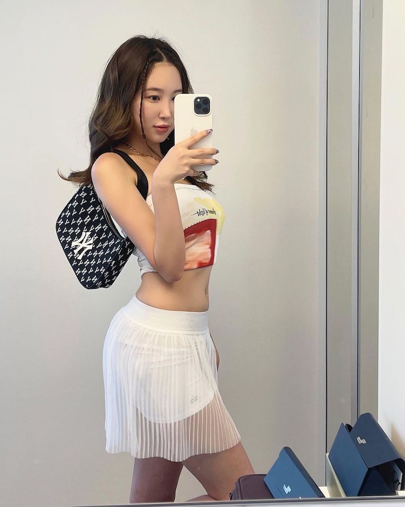 性感姐姐「白色緊身裝超誘惑」，「白皙的美乳視角」太養眼！