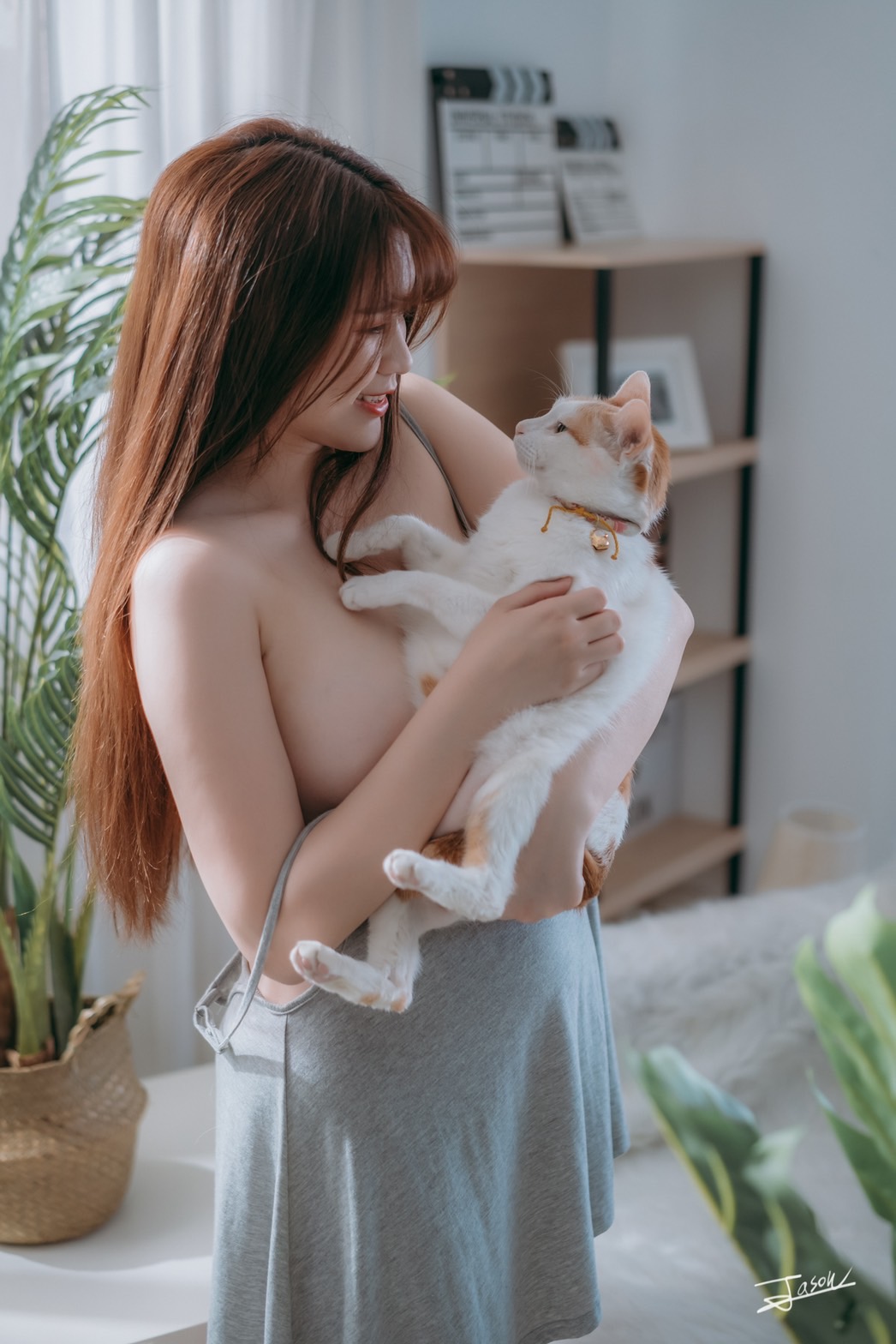 放開那隻貓！牛奶肌美女「粉芬 Yvonne」火辣逗貓　網友：衝著我來就好