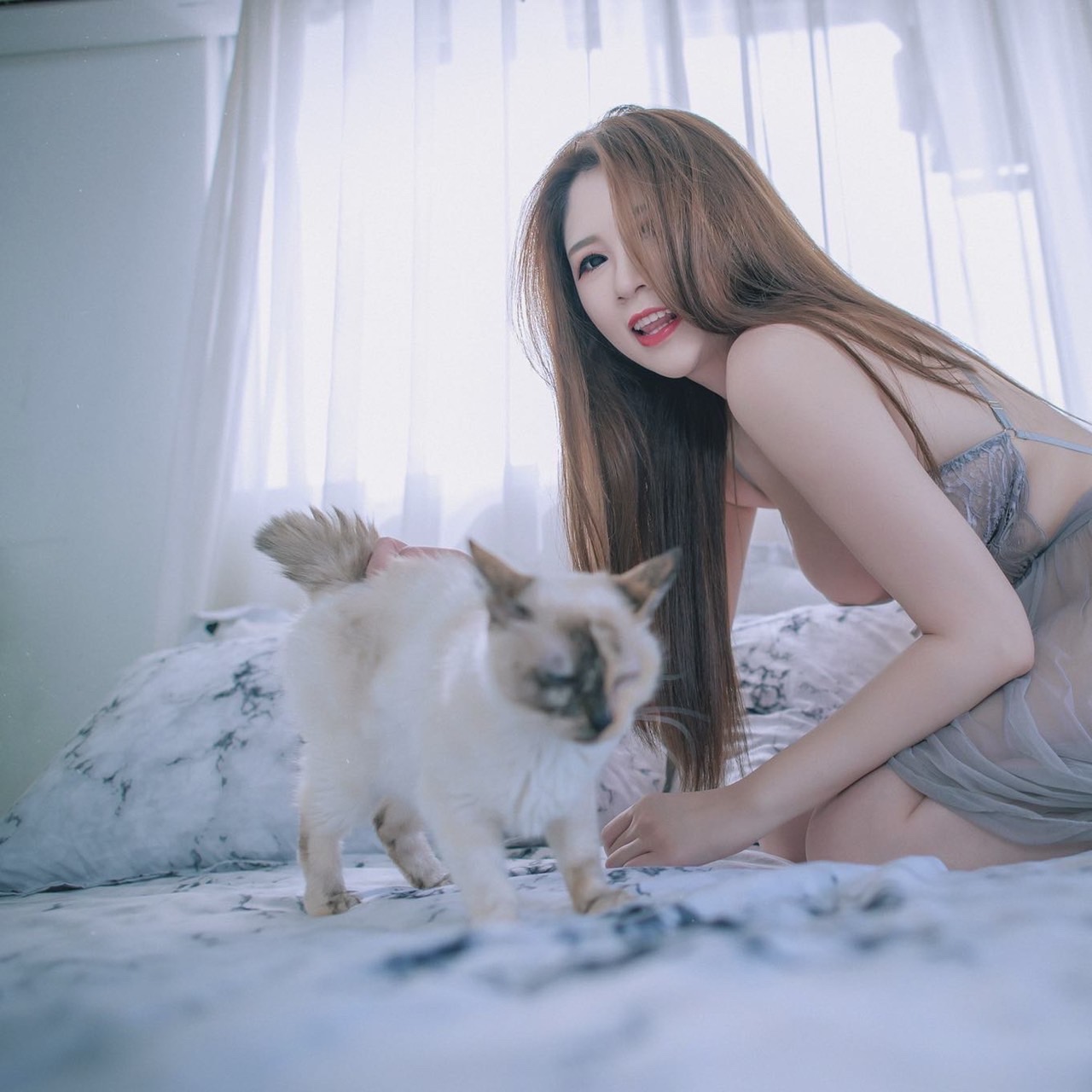 放開那隻貓！牛奶肌美女「粉芬 Yvonne」火辣逗貓　網友：衝著我來就好