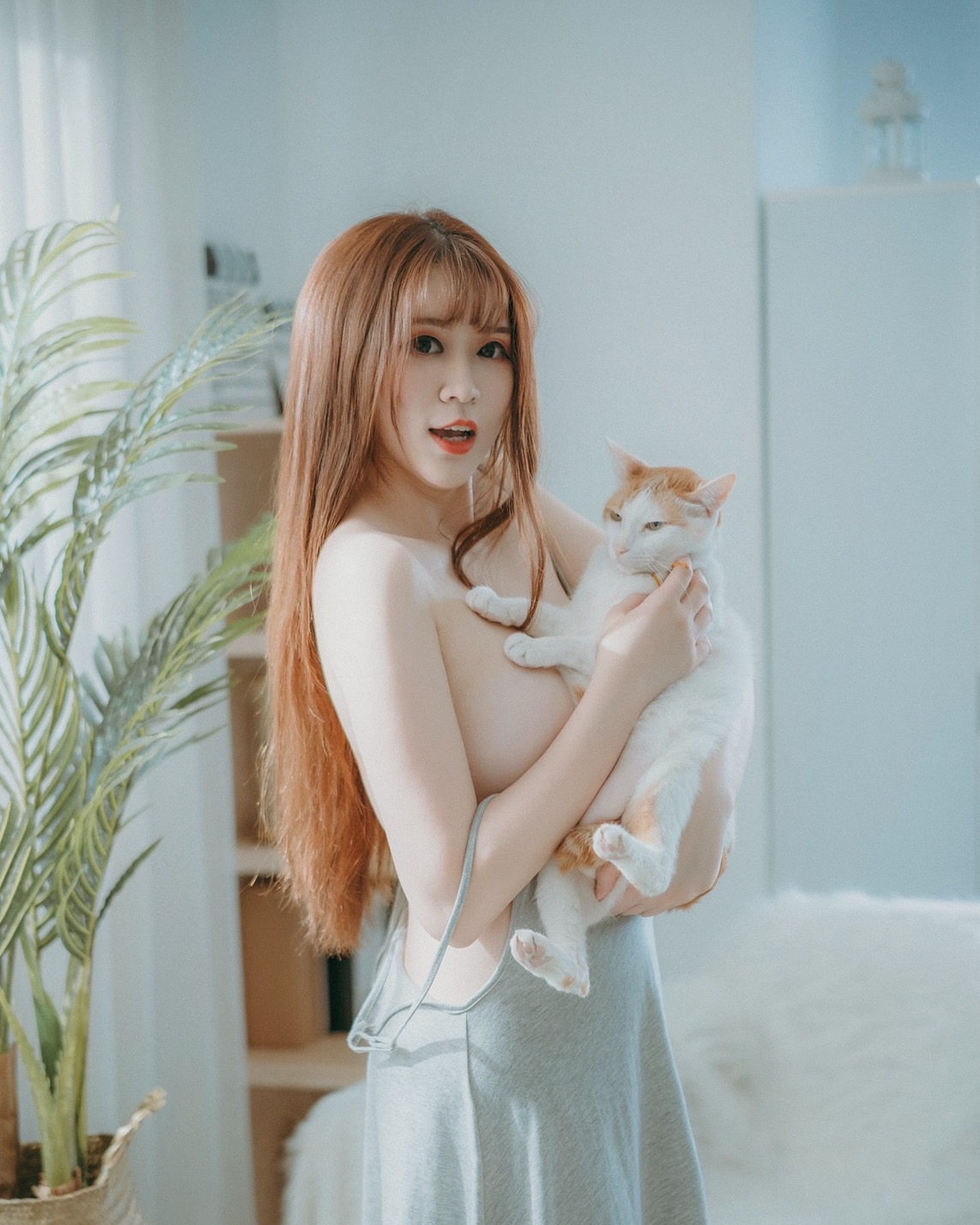 放開那隻貓！牛奶肌美女「粉芬 Yvonne」火辣逗貓　網友：衝著我來就好