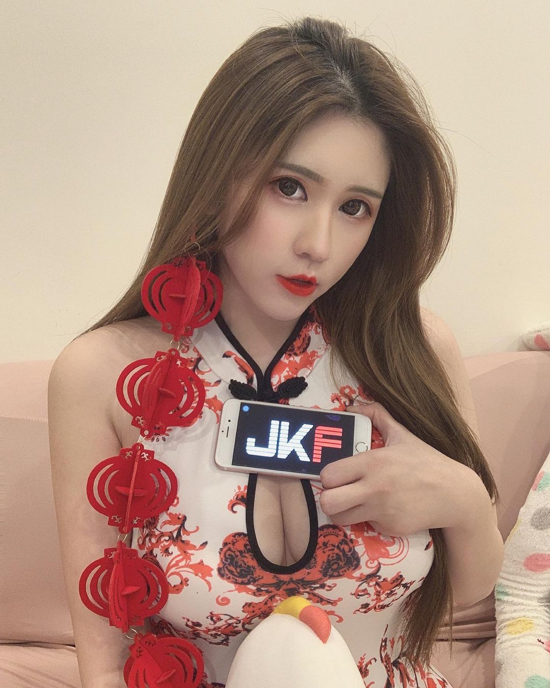 「34E性感荷官」Yvonne驚喜出沒餐酒館！甜美笑容「火辣身材」讓人好想all in！
