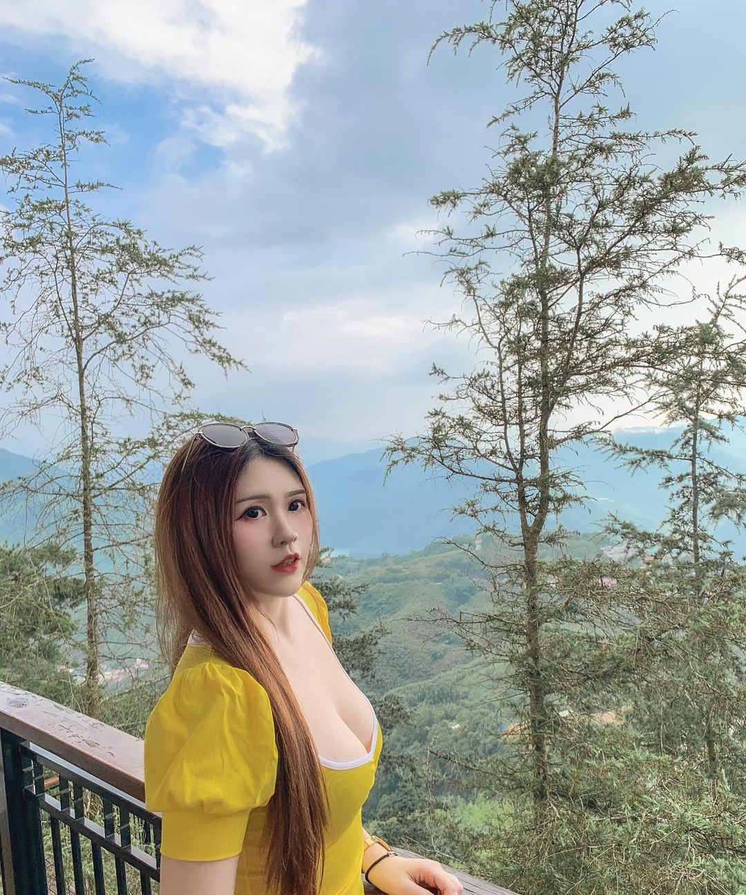 「34E性感荷官」Yvonne驚喜出沒餐酒館！甜美笑容「火辣身材」讓人好想all in！