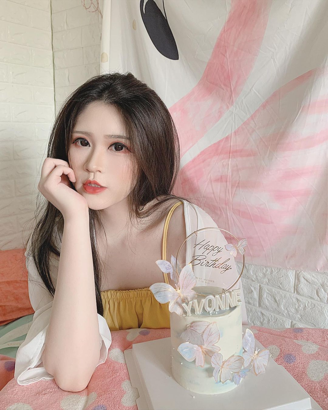 「34E性感荷官」Yvonne驚喜出沒餐酒館！甜美笑容「火辣身材」讓人好想all in！