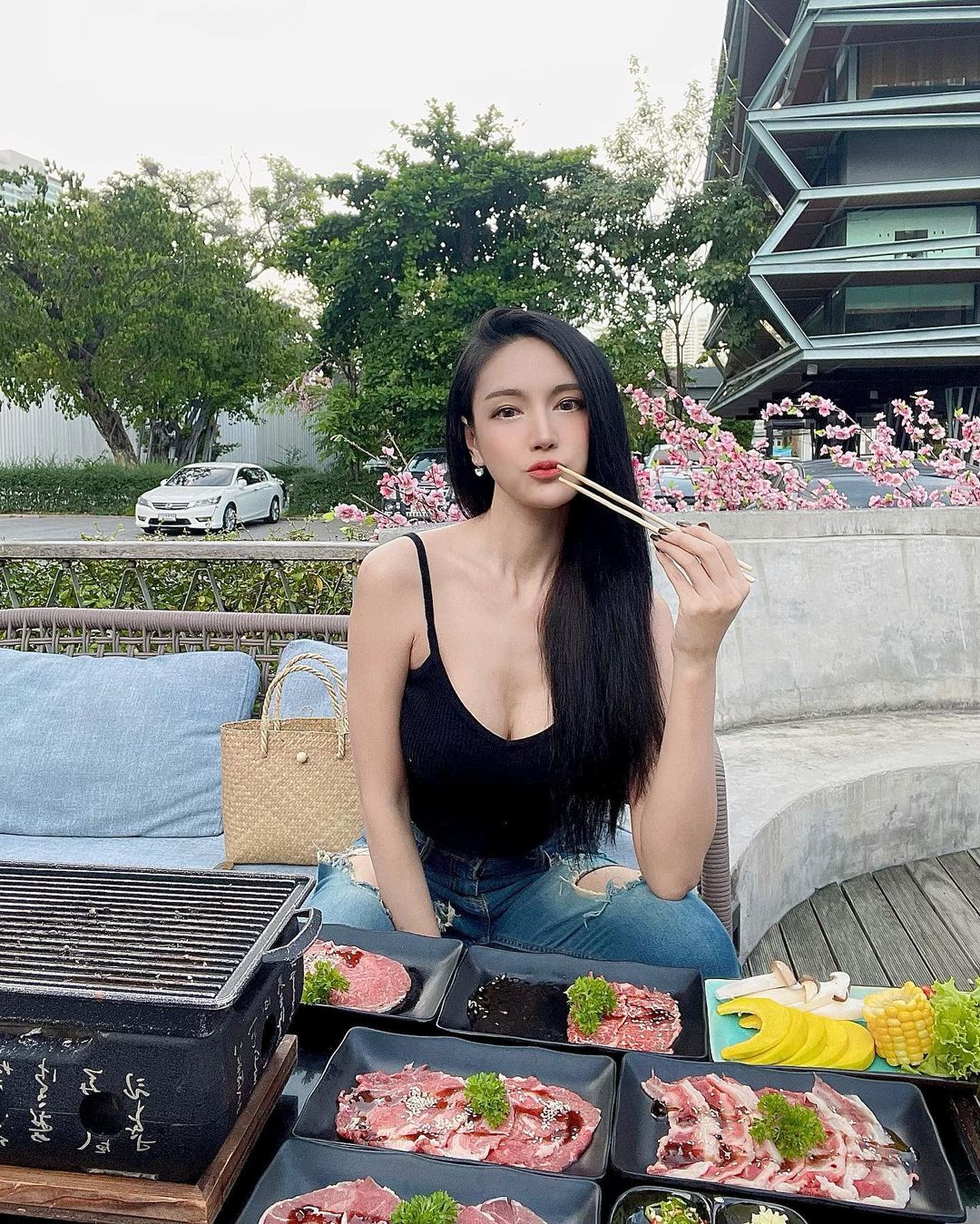 「白皙巨乳妹」打疫苗自拍也超正！「女神級臉蛋」和細腰長腿誰能不心動！