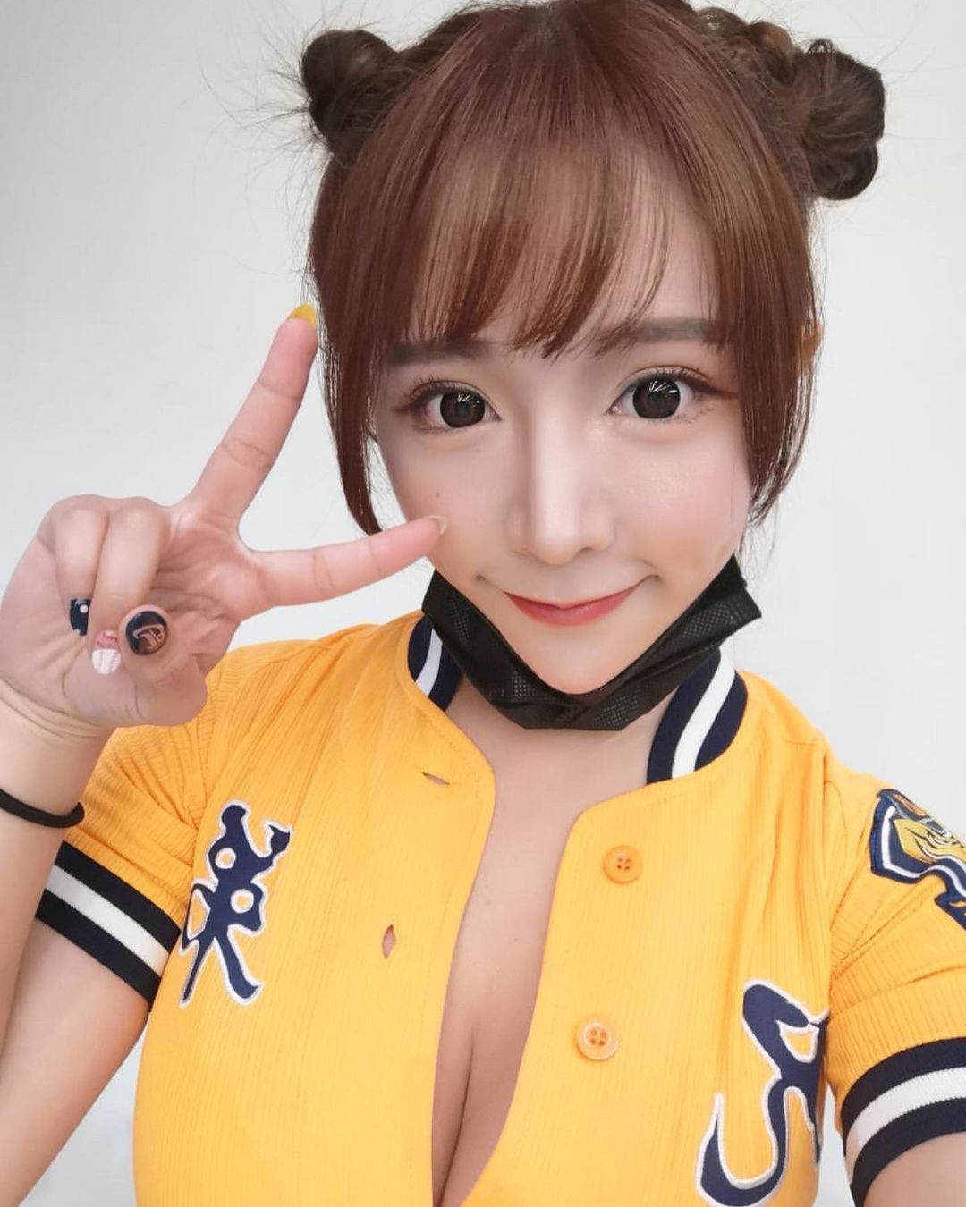 巨乳甜心「Nai奈奈」透視薄紗勾情索愛　一手無法掌握「雪白巨乳」等待臨幸
