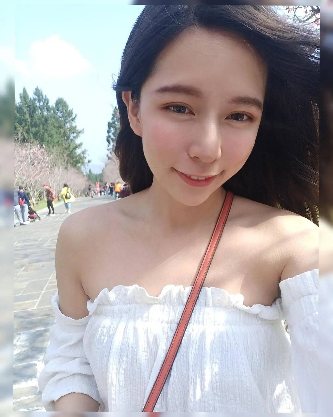 清新甜美的「幼稚園正妹老師」，海邊玩耍穿比基尼有夠辣，家長都想陪上學啦！