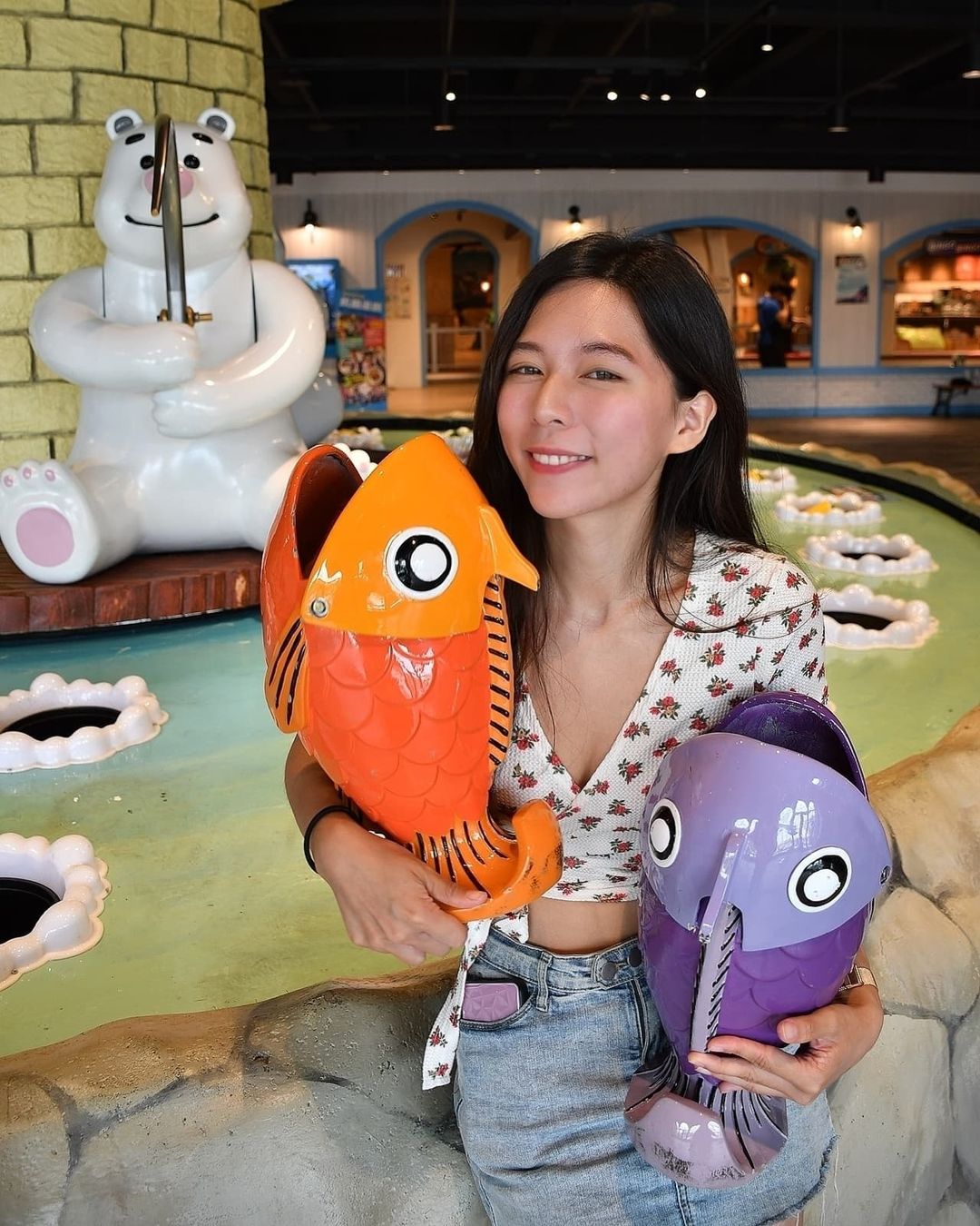 清新甜美的「幼稚園正妹老師」，海邊玩耍穿比基尼有夠辣，家長都想陪上學啦！