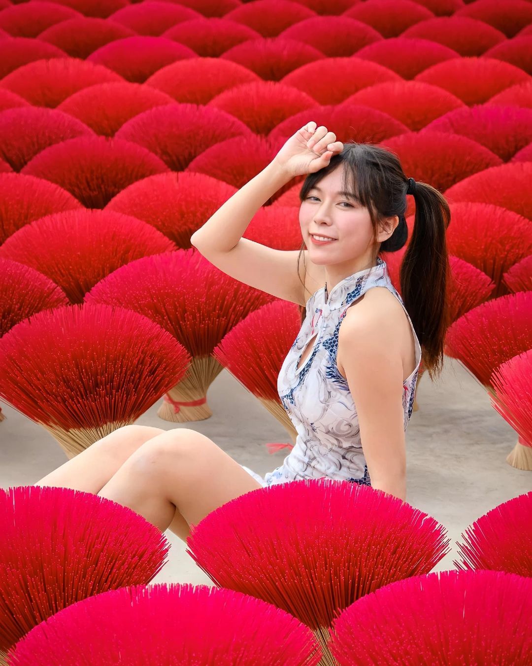 清新甜美的「幼稚園正妹老師」，海邊玩耍穿比基尼有夠辣，家長都想陪上學啦！