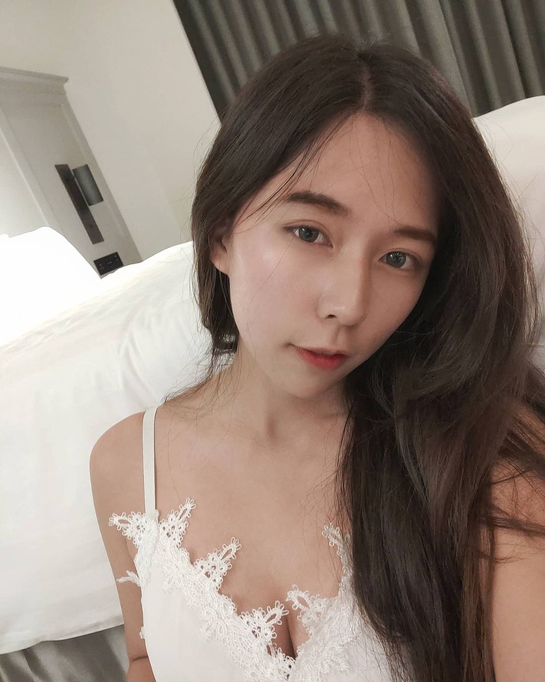 清新甜美的「幼稚園正妹老師」，海邊玩耍穿比基尼有夠辣，家長都想陪上學啦！
