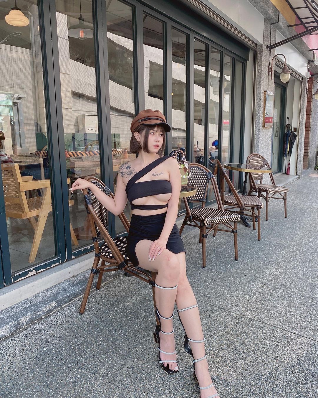 性感妖精「張嘻嘻」大膽繃帶裝狂露南半球　冬天去避冬最好！
