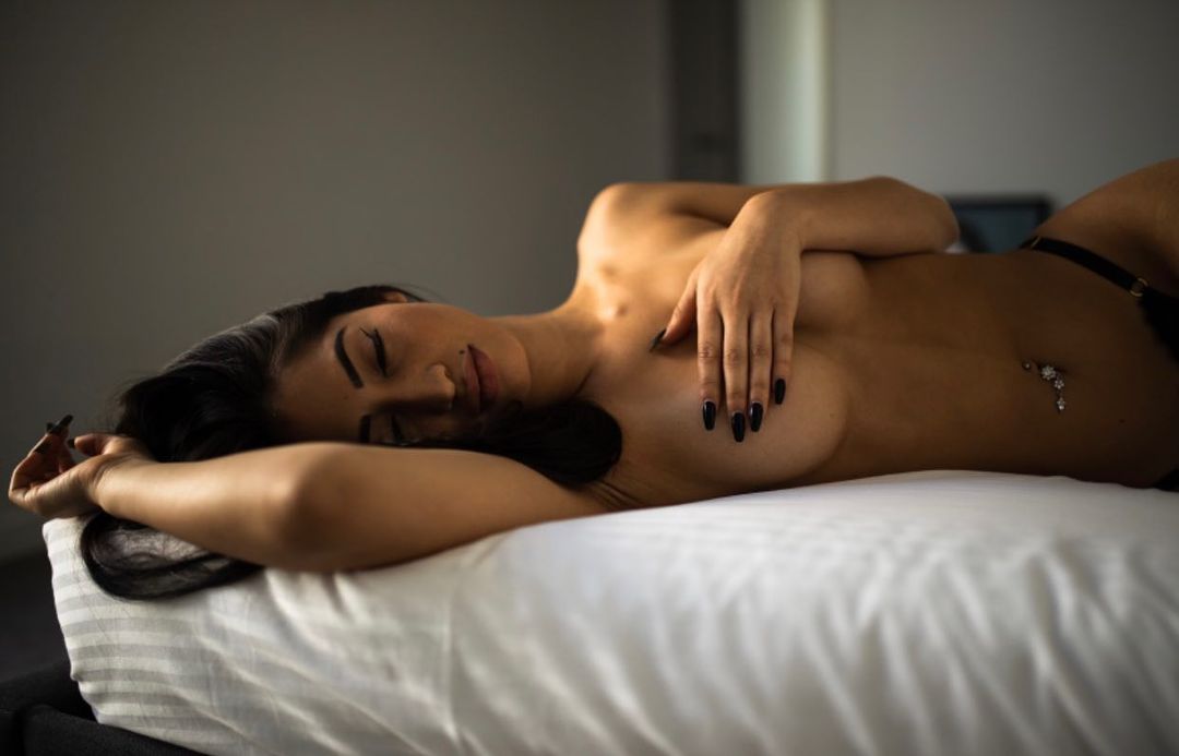 性感辣模前有美乳後有翹臀　「焦糖蜜體」畫面香爆…讓人越看越飢渴