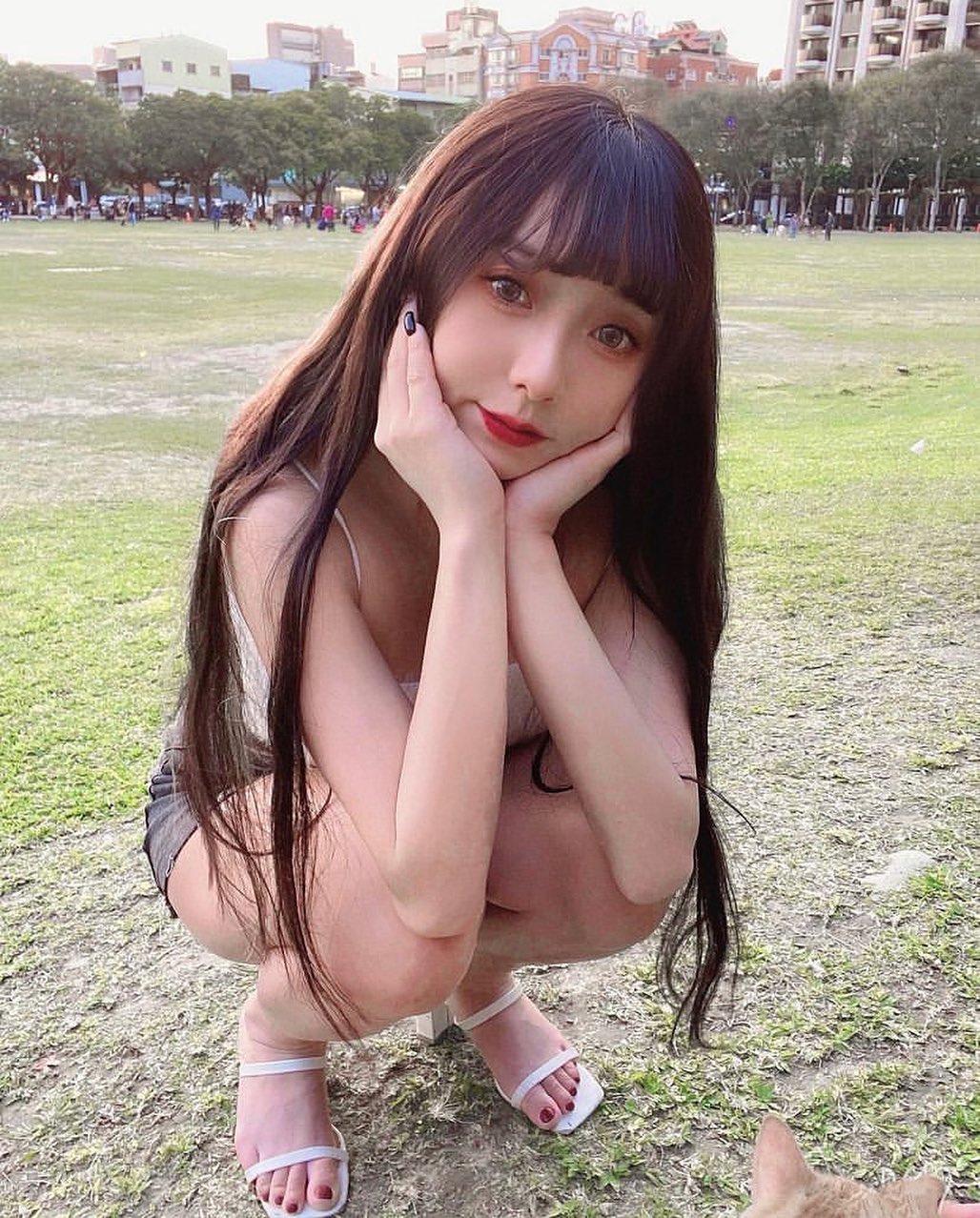 性感火辣的「正妹桌球教練」糖糖，在家只穿小丁秀出「飽滿大蜜桃」有夠辣！