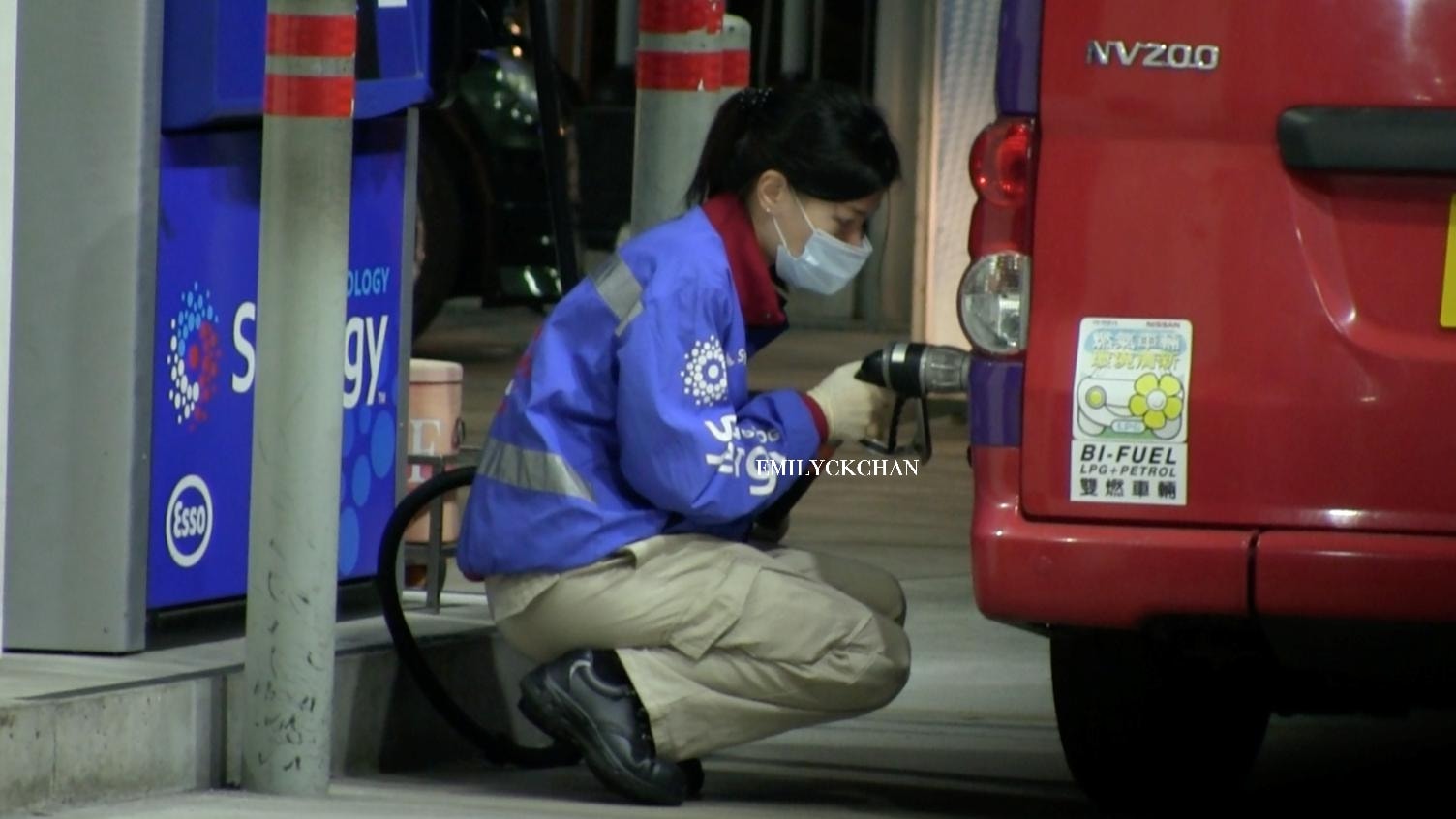 加油站「正妹員工」號召粉絲一起爆乳淨灘　波濤「胸」湧做公益