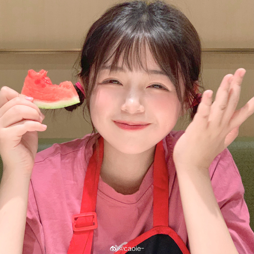 小隻馬甜妹搭火車「臉蛋萌翻」，只露雙眼就電暈乘客！