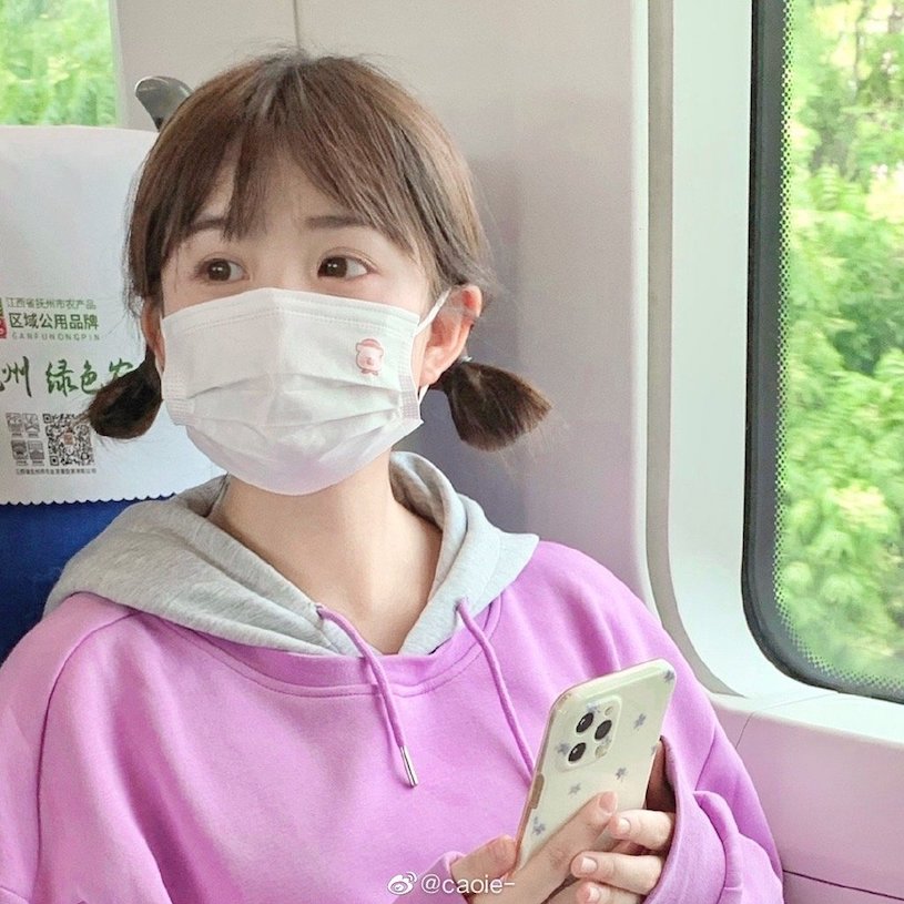 小隻馬甜妹搭火車「臉蛋萌翻」，只露雙眼就電暈乘客！