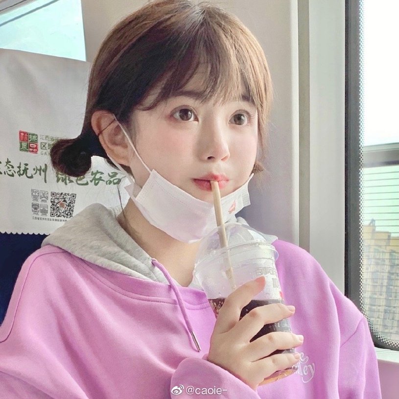 小隻馬甜妹搭火車「臉蛋萌翻」，只露雙眼就電暈乘客！
