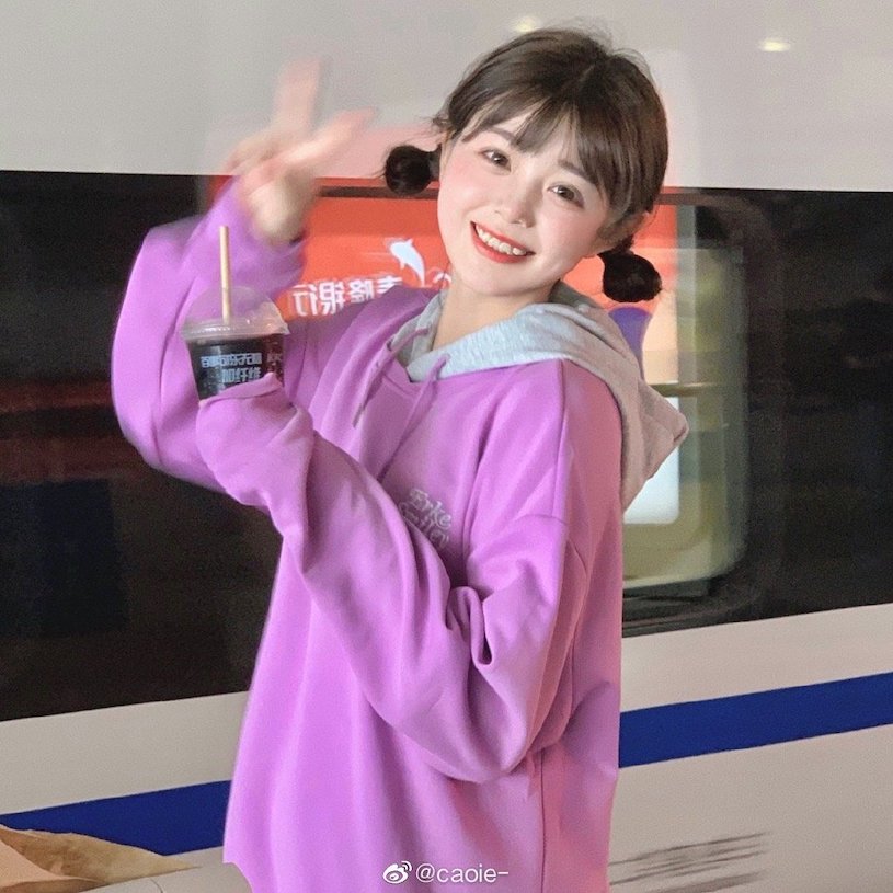 小隻馬甜妹搭火車「臉蛋萌翻」，只露雙眼就電暈乘客！