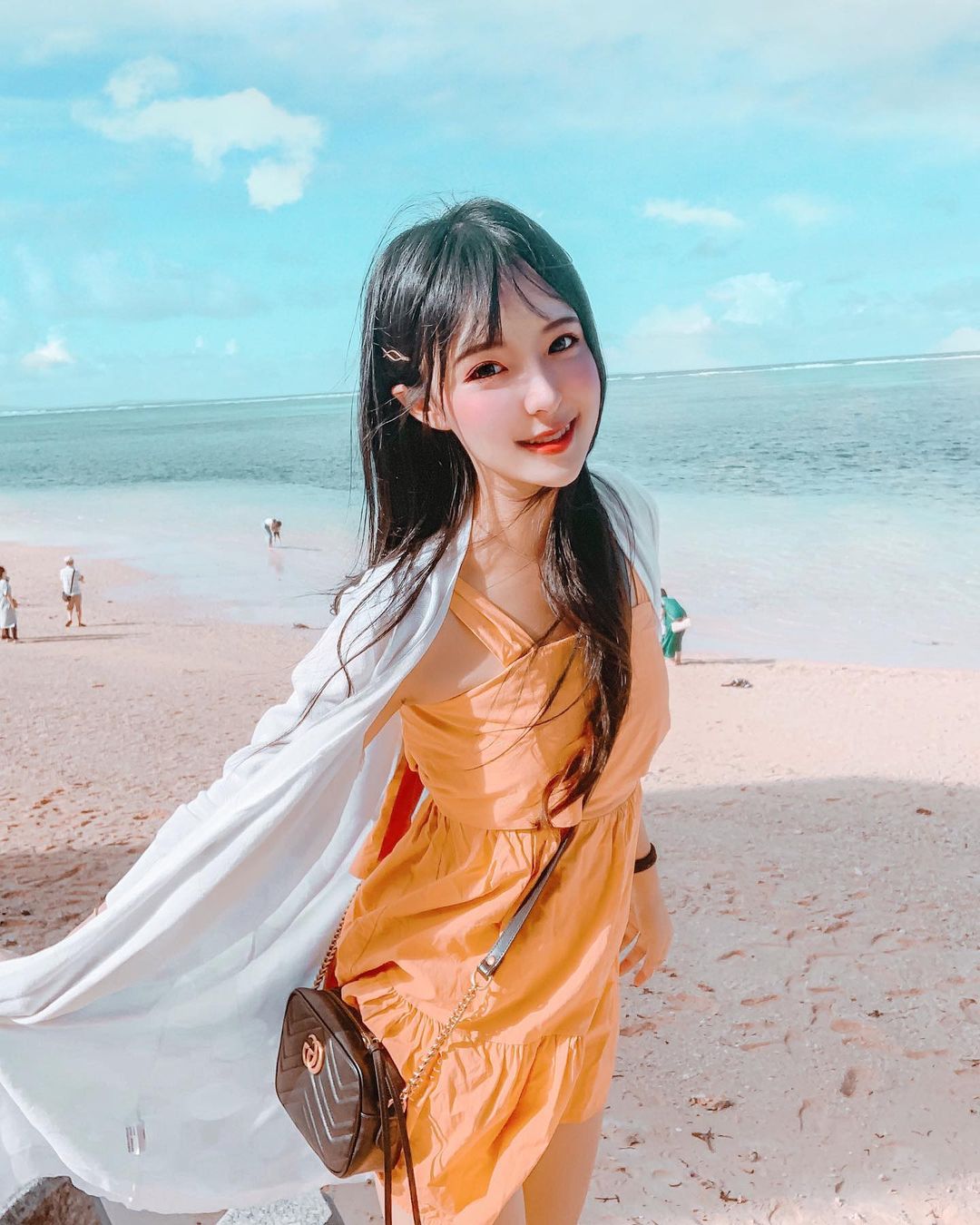 「真人芭比」兇猛美乳辣體實現，網友也想幫她換衣服！