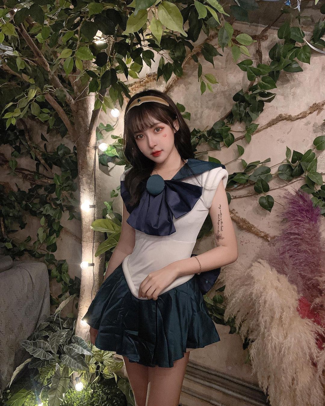 「真人芭比」兇猛美乳辣體實現，網友也想幫她換衣服！