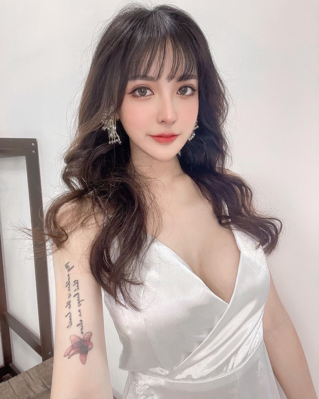 「真人芭比」兇猛美乳辣體實現，網友也想幫她換衣服！