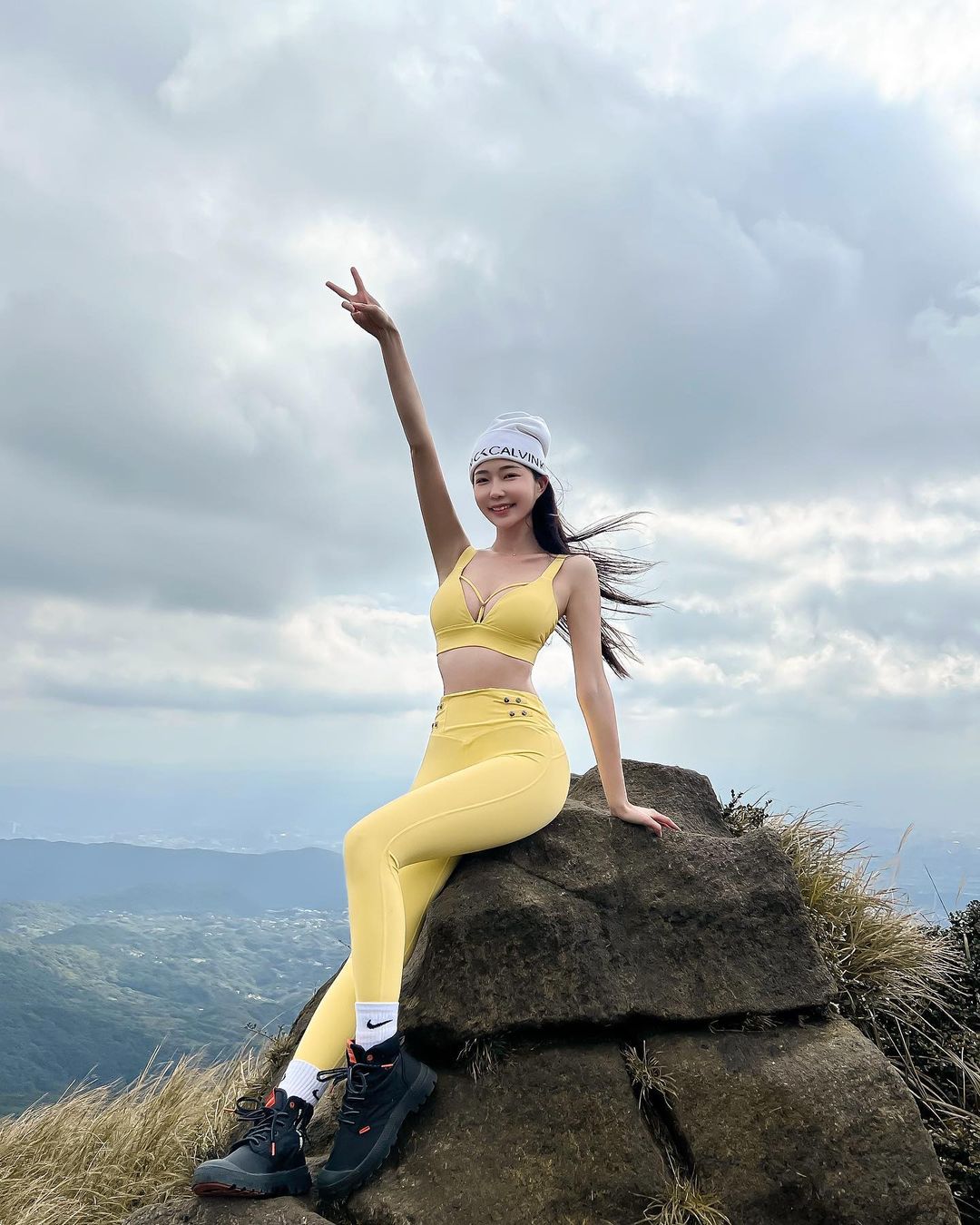 爬七星山穿這樣！音樂系女神「黃上晏」開心 PO 照 不畏低溫解放雙峰