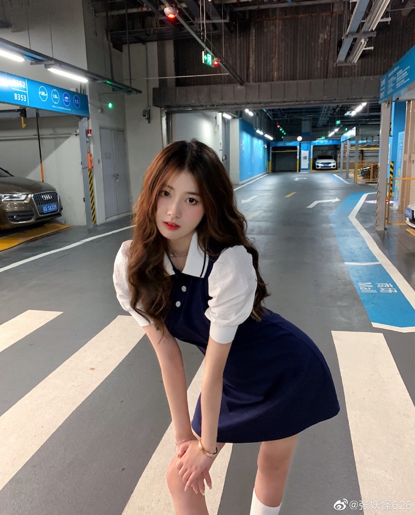 停車場「22 歲超可愛纖腰妹子」，深藍小洋裝下有「性感 S 曲線」！