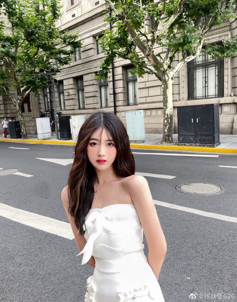停車場「22 歲超可愛纖腰妹子」，深藍小洋裝下有「性感 S 曲線」！
