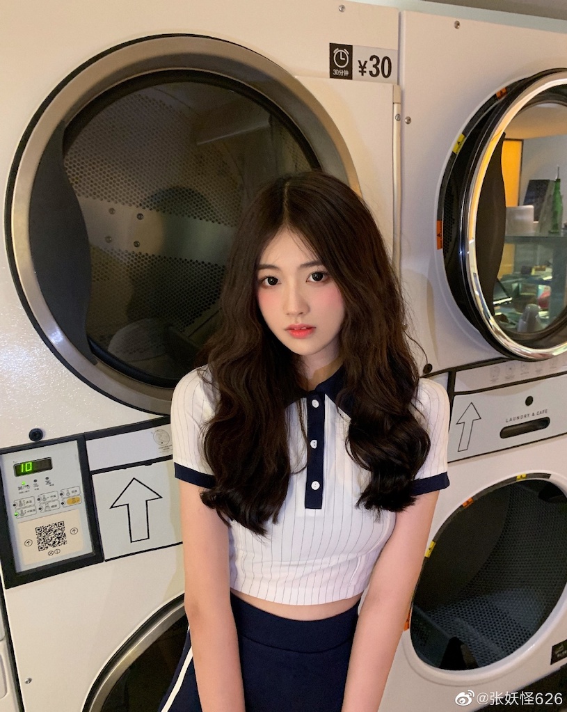 停車場「22 歲超可愛纖腰妹子」，深藍小洋裝下有「性感 S 曲線」！