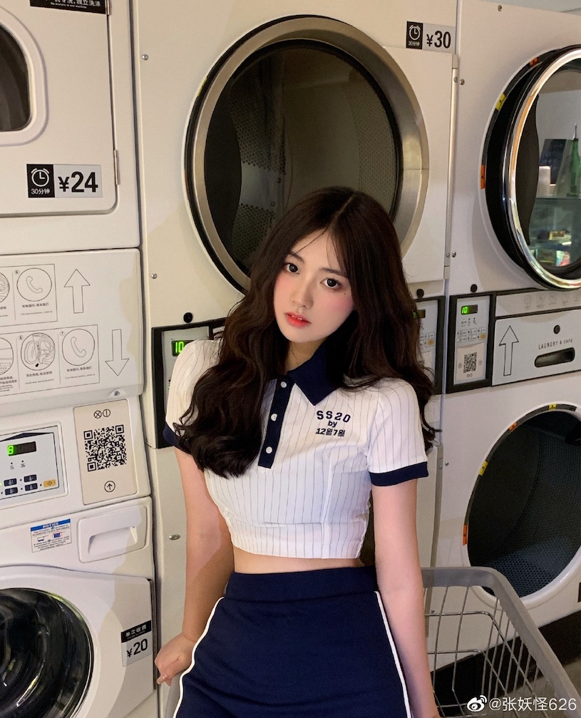 停車場「22 歲超可愛纖腰妹子」，深藍小洋裝下有「性感 S 曲線」！
