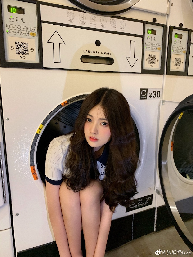 停車場「22 歲超可愛纖腰妹子」，深藍小洋裝下有「性感 S 曲線」！