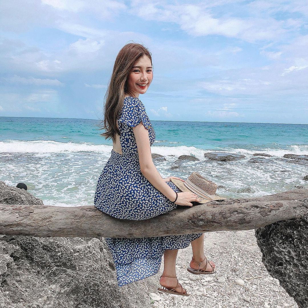 「天菜紋繡師」沙發上捲白嫩美體，「性感腿根」讓人想一起廢宅