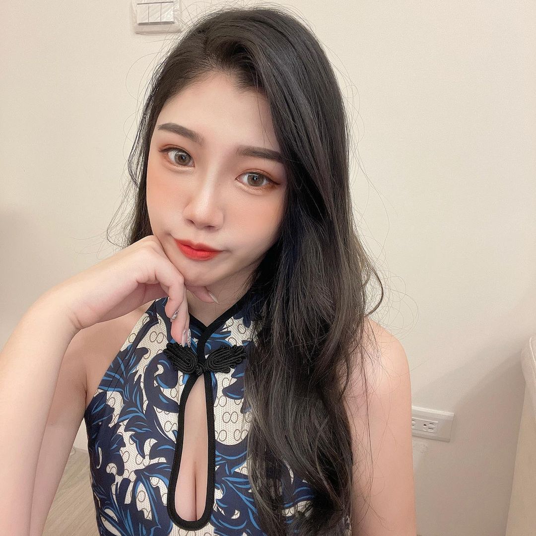 「天菜紋繡師」沙發上捲白嫩美體，「性感腿根」讓人想一起廢宅