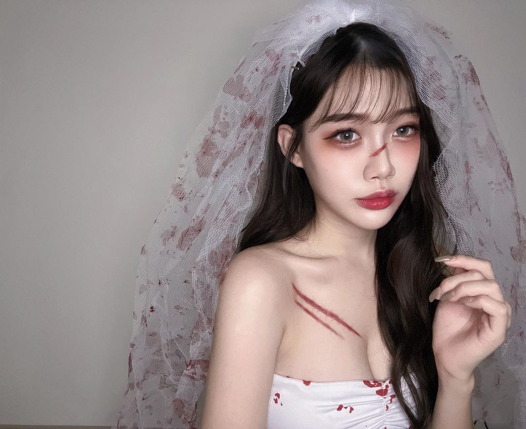 「天菜紋繡師」沙發上捲白嫩美體，「性感腿根」讓人想一起廢宅