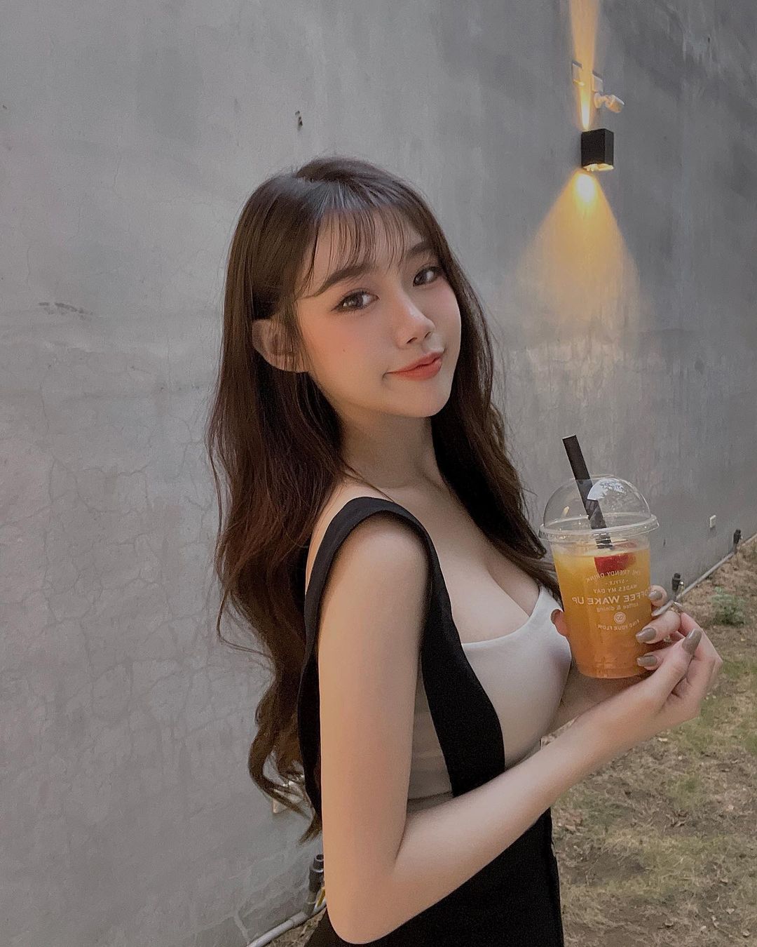 「天菜紋繡師」沙發上捲白嫩美體，「性感腿根」讓人想一起廢宅