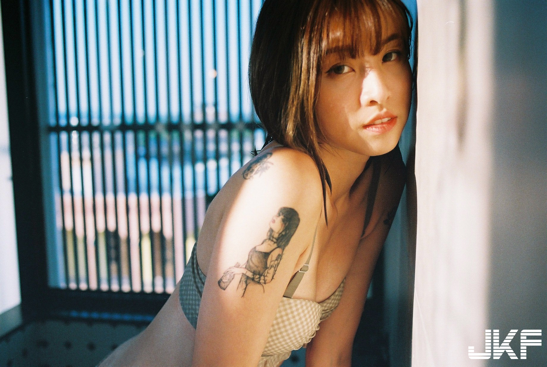 清新正妹「啾啾」穿內衣泡澡，「飽滿嫩乳」濕噠噠色氣勾引，性感度爆表！