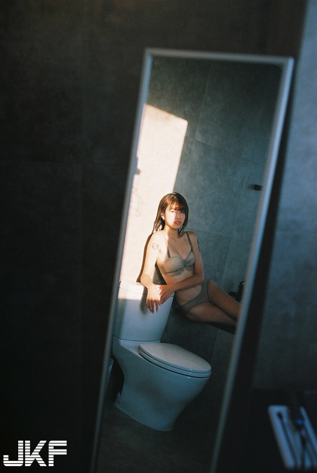 清新正妹「啾啾」穿內衣泡澡，「飽滿嫩乳」濕噠噠色氣勾引，性感度爆表！