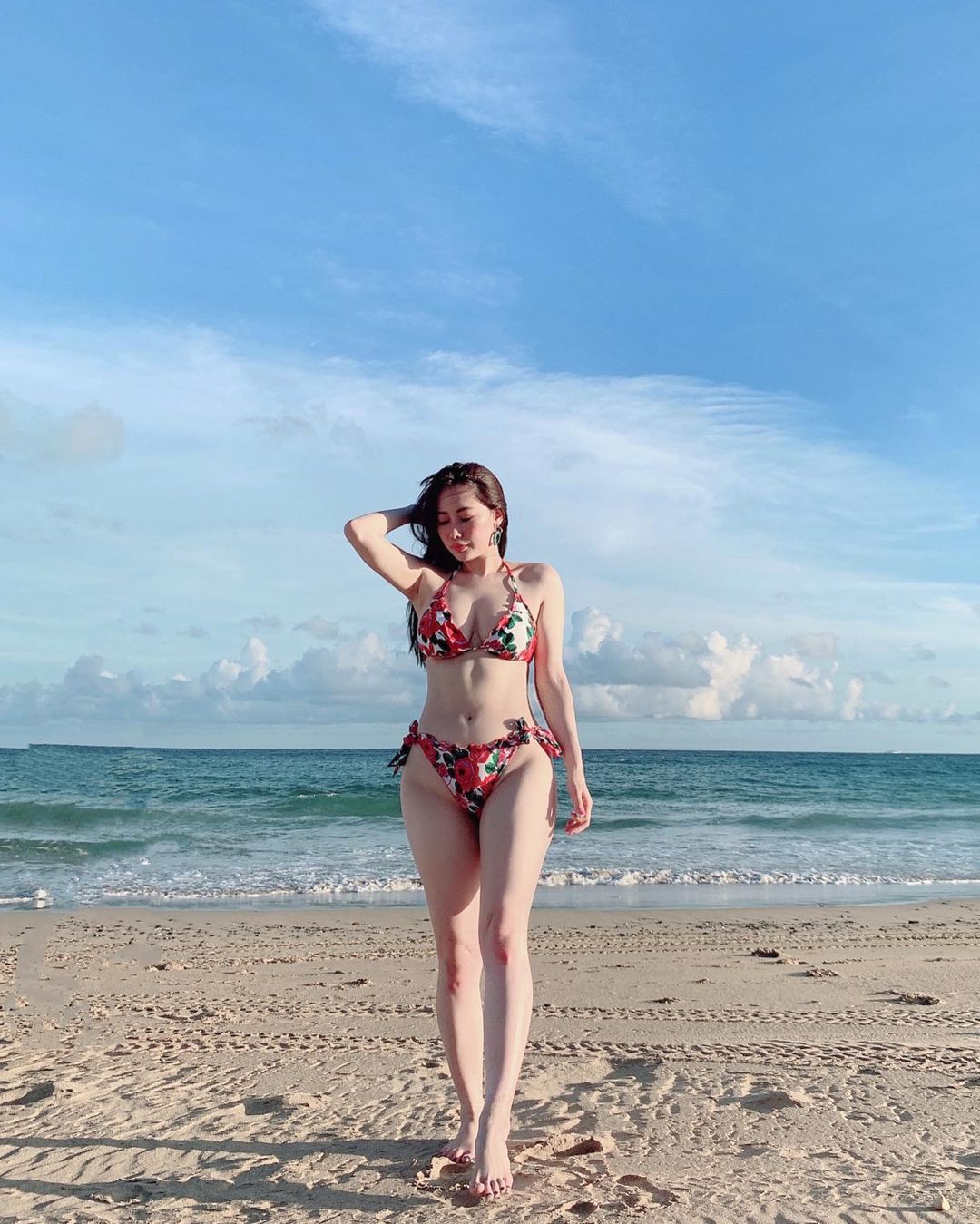 兇猛美豔的「台灣大姊姊」真的有夠大！「白色巨乳」網友推爆：極品我的菜