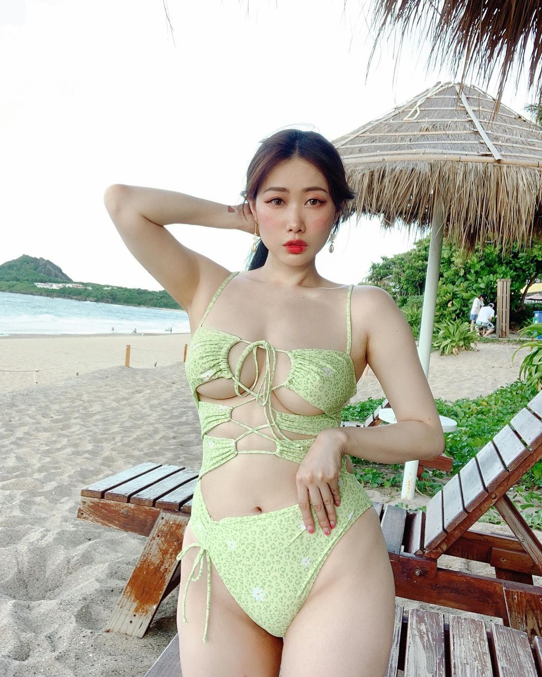 兇猛美豔的「台灣大姊姊」真的有夠大！「白色巨乳」網友推爆：極品我的菜