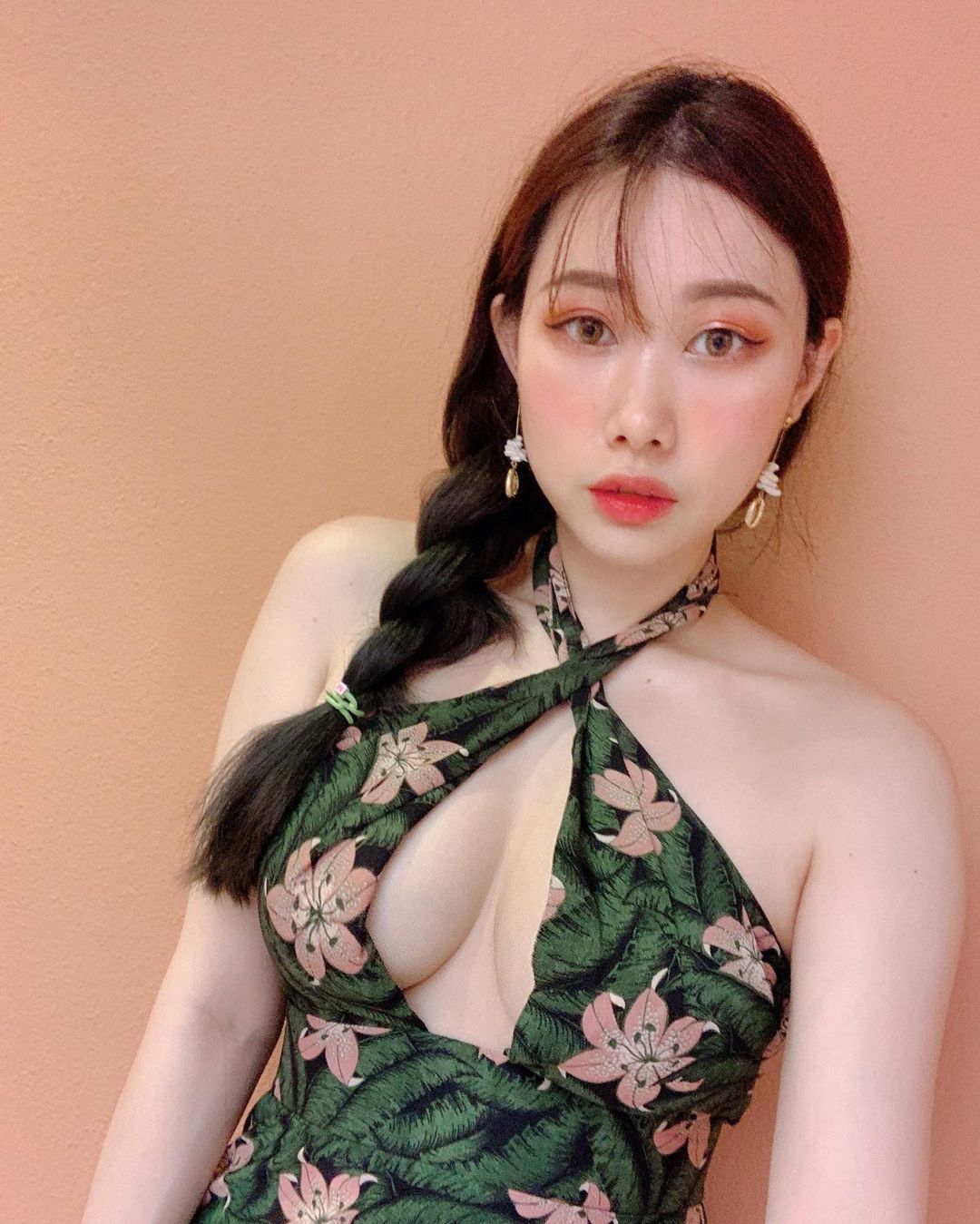兇猛美豔的「台灣大姊姊」真的有夠大！「白色巨乳」網友推爆：極品我的菜